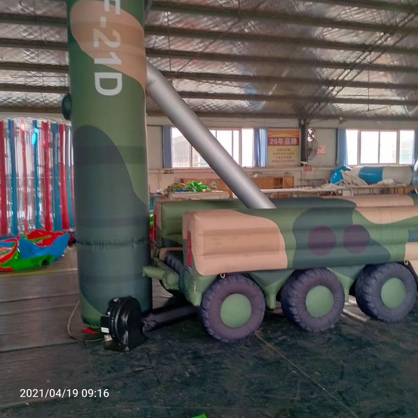 梅江军事演习中的充气目标车辆：模拟发射车雷达车坦克飞机